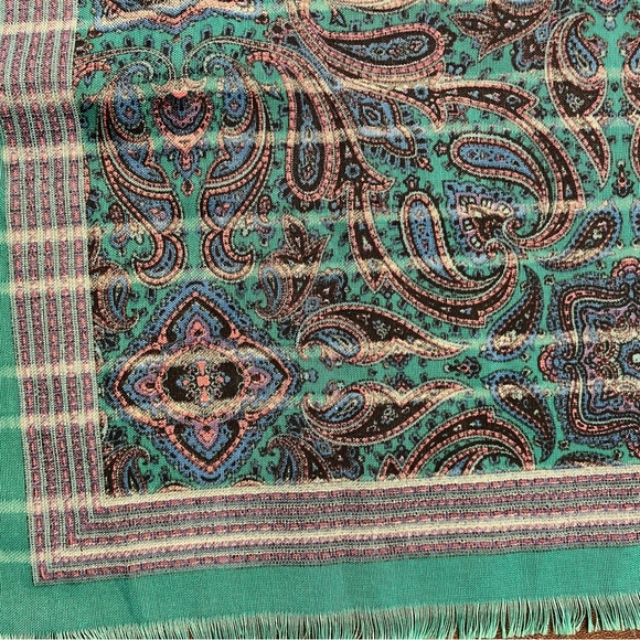 Green Scarf Paisley 29x30 preowned - Picture 5 of 5
